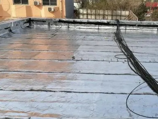 聊城市卫生间漏水维修公司分享下聊城市屋面楼顶防水刚性防水层施工要点。